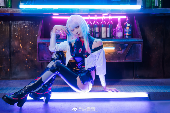 คอสเพลย์ Lucy จาก Cyberpunk: Edgerunners ในฉากแสงนีออนตระการตา 7 คอสเพลย์ Lucy จาก Cyberpunk: Edgerunners ในฉากแสงนีออนตระการตา