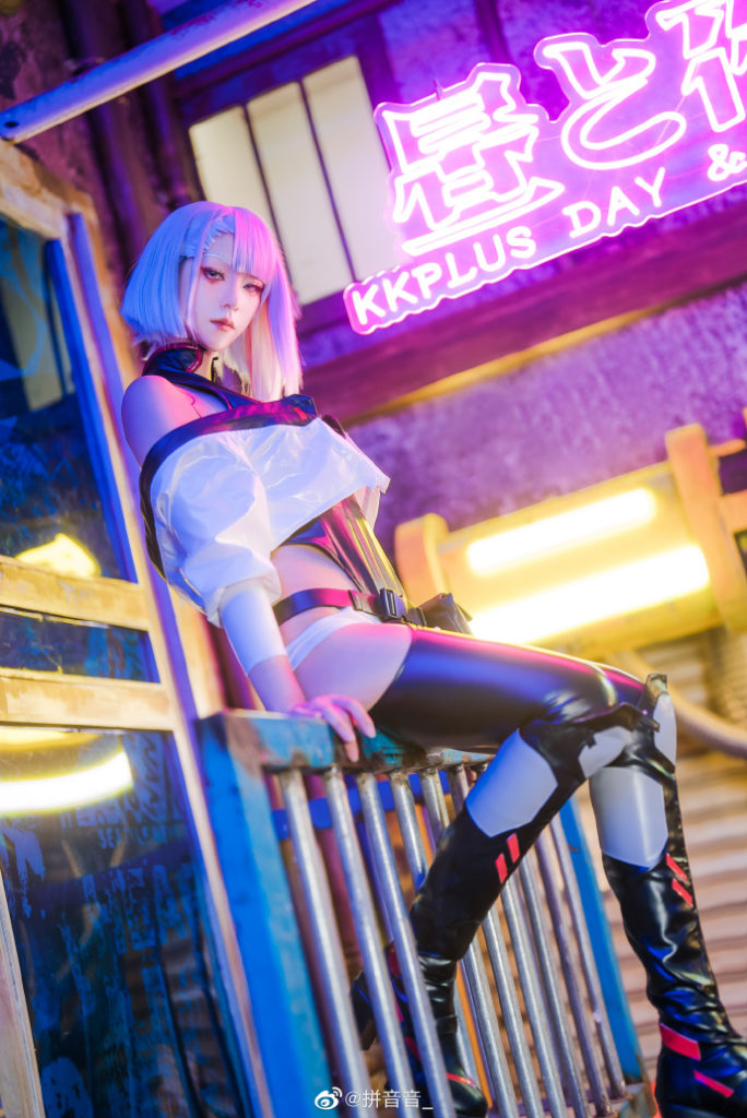 คอสเพลย์ Lucy จาก Cyberpunk: Edgerunners ในฉากแสงนีออนตระการตา 6 คอสเพลย์ Lucy จาก Cyberpunk: Edgerunners ในฉากแสงนีออนตระการตา