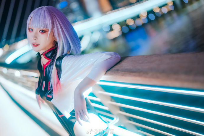 คอสเพลย์ Lucy จาก Cyberpunk: Edgerunners ในฉากแสงนีออนตระการตา 8 คอสเพลย์ Lucy จาก Cyberpunk: Edgerunners ในฉากแสงนีออนตระการตา