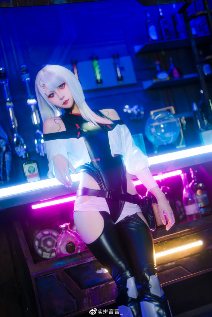 คอสเพลย์ Lucy จาก Cyberpunk: Edgerunners ในฉากแสงนีออนตระการตา 10 คอสเพลย์ Lucy จาก Cyberpunk: Edgerunners ในฉากแสงนีออนตระการตา