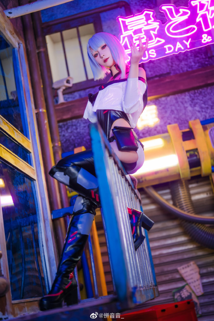 คอสเพลย์ Lucy จาก Cyberpunk: Edgerunners ในฉากแสงนีออนตระการตา 9 คอสเพลย์ Lucy จาก Cyberpunk: Edgerunners ในฉากแสงนีออนตระการตา