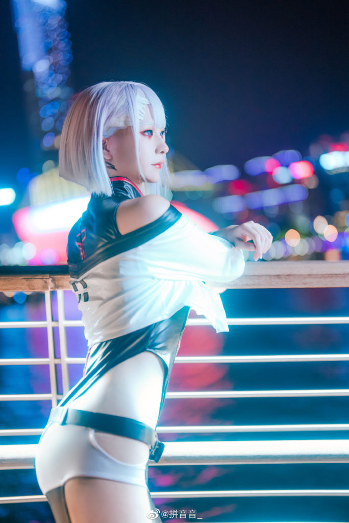 คอสเพลย์ Lucy จาก Cyberpunk: Edgerunners ในฉากแสงนีออนตระการตา 13 คอสเพลย์ Lucy จาก Cyberpunk: Edgerunners ในฉากแสงนีออนตระการตา