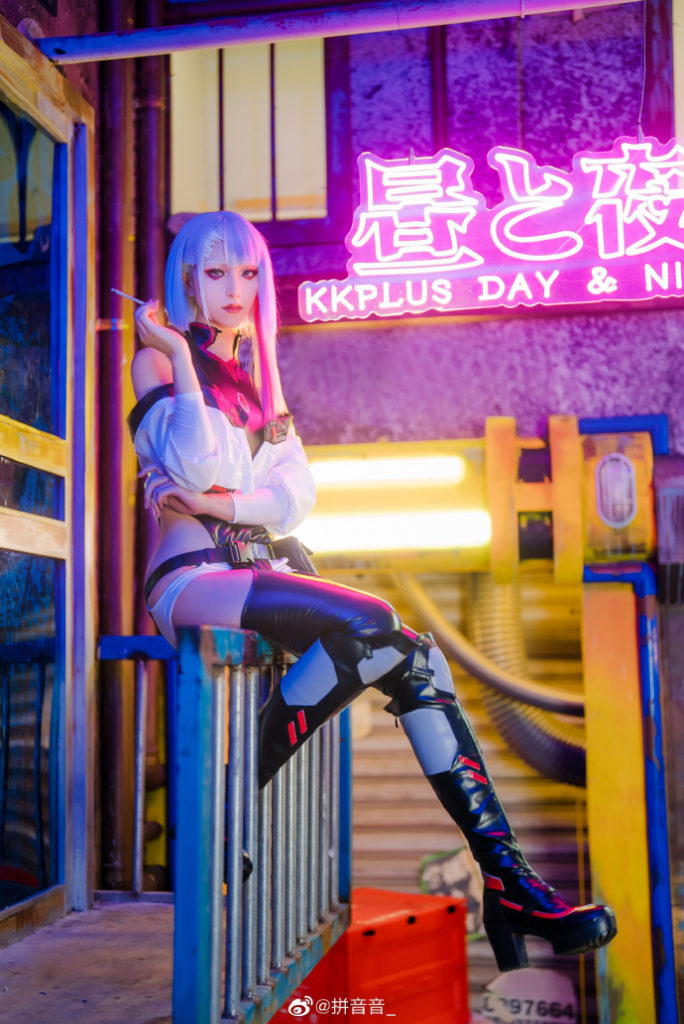 คอสเพลย์ Lucy จาก Cyberpunk: Edgerunners ในฉากแสงนีออนตระการตา 14 คอสเพลย์ Lucy จาก Cyberpunk: Edgerunners ในฉากแสงนีออนตระการตา