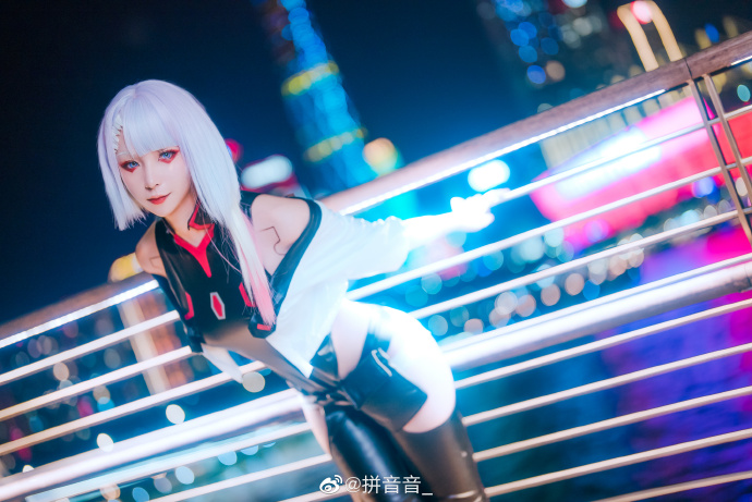 คอสเพลย์ Lucy จาก Cyberpunk: Edgerunners ในฉากแสงนีออนตระการตา 11 คอสเพลย์ Lucy จาก Cyberpunk: Edgerunners ในฉากแสงนีออนตระการตา