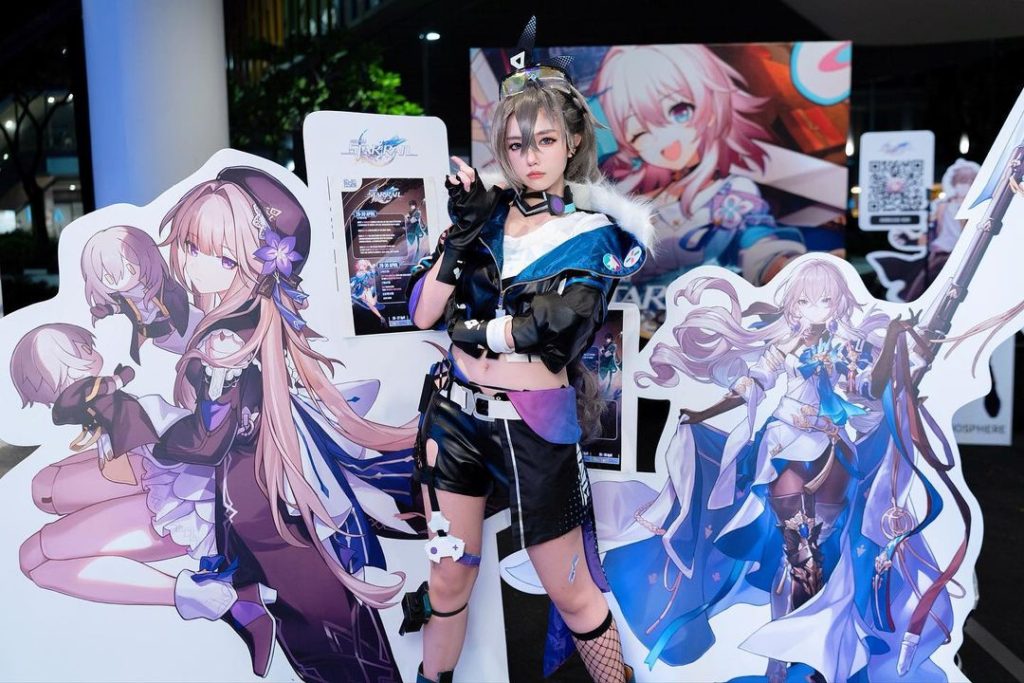 คอสเพลย์ Silver Wolf จาก Honkai: Star Rail 2 คอสเพลย์ Silver Wolf จาก Honkai: Star Rail