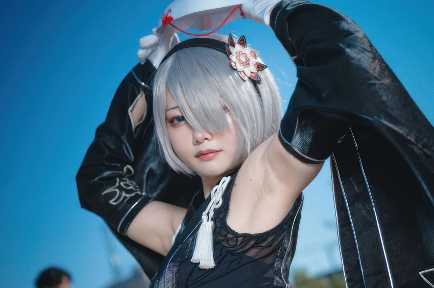 สาวสวยแปลงโฉมเป็น 2B จาก NieR:Automata พร้อมหน้ากากสไตล์ญี่ปุ่น