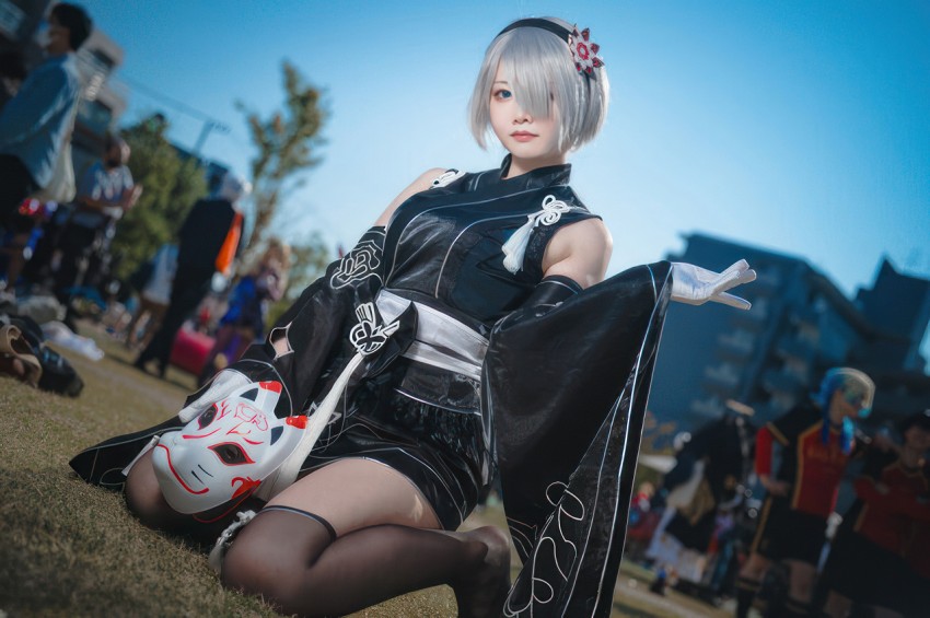 สาวสวยแปลงโฉมเป็น 2B จาก NieR:Automata พร้อมหน้ากากสไตล์ญี่ปุ่น