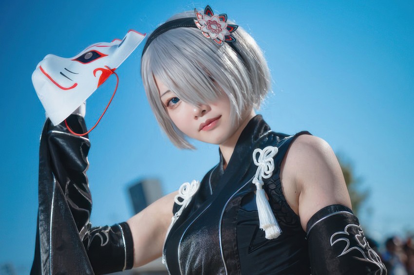 สาวสวยแปลงโฉมเป็น 2B จาก NieR:Automata พร้อมหน้ากากสไตล์ญี่ปุ่น
