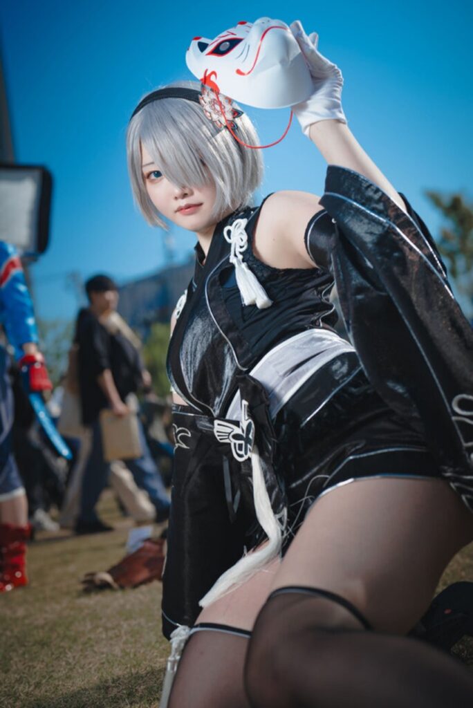 สาวสวยแปลงโฉมเป็น 2B จาก NieR:Automata พร้อมหน้ากากสไตล์ญี่ปุ่น