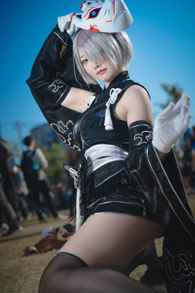 สาวสวยแปลงโฉมเป็น 2B จาก NieR:Automata พร้อมหน้ากากสไตล์ญี่ปุ่น