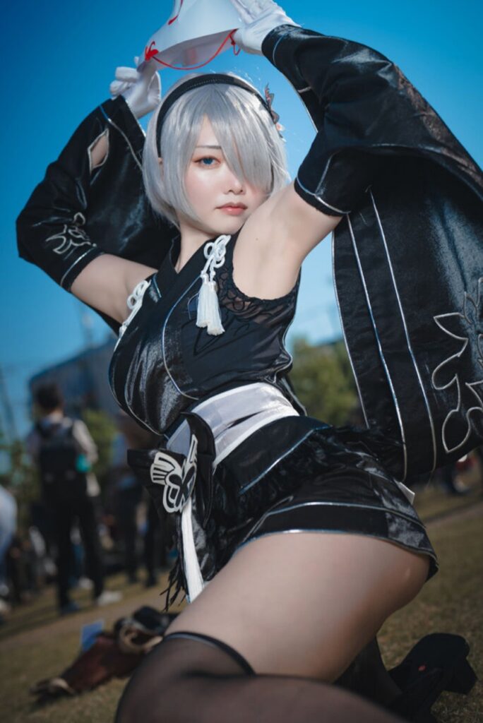 สาวสวยแปลงโฉมเป็น 2B จาก NieR:Automata พร้อมหน้ากากสไตล์ญี่ปุ่น
