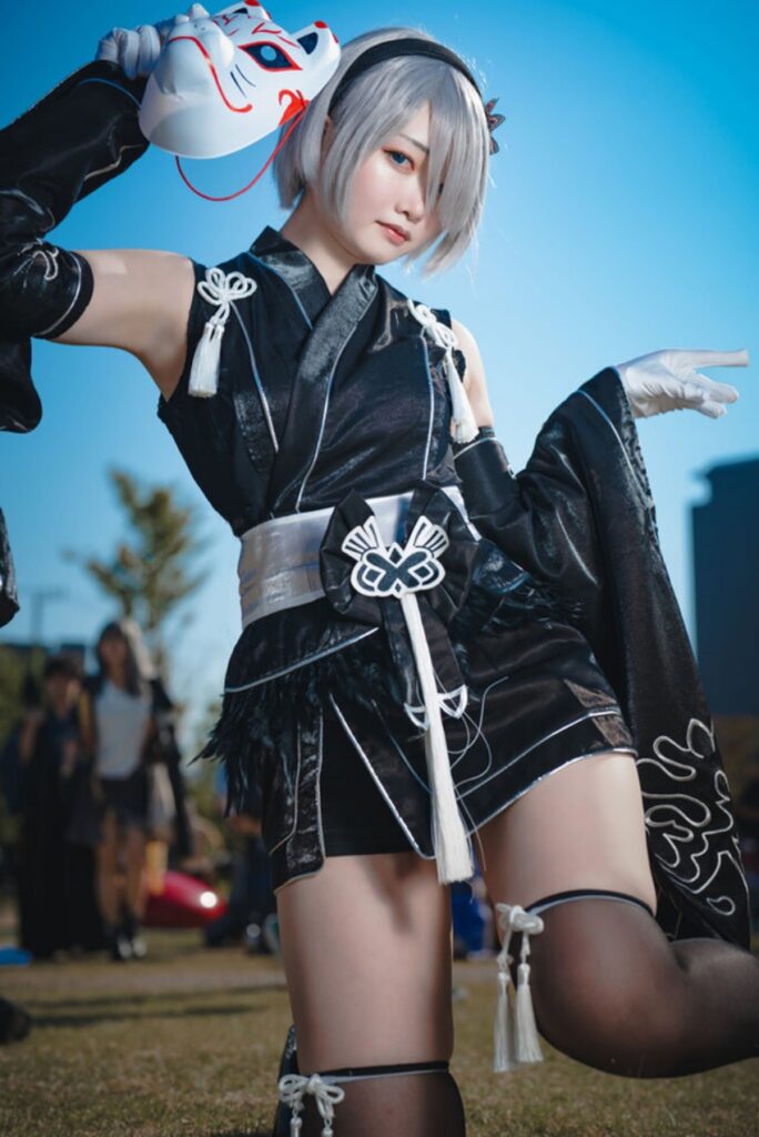สาวสวยแปลงโฉมเป็น 2B จาก NieR:Automata พร้อมหน้ากากสไตล์ญี่ปุ่น