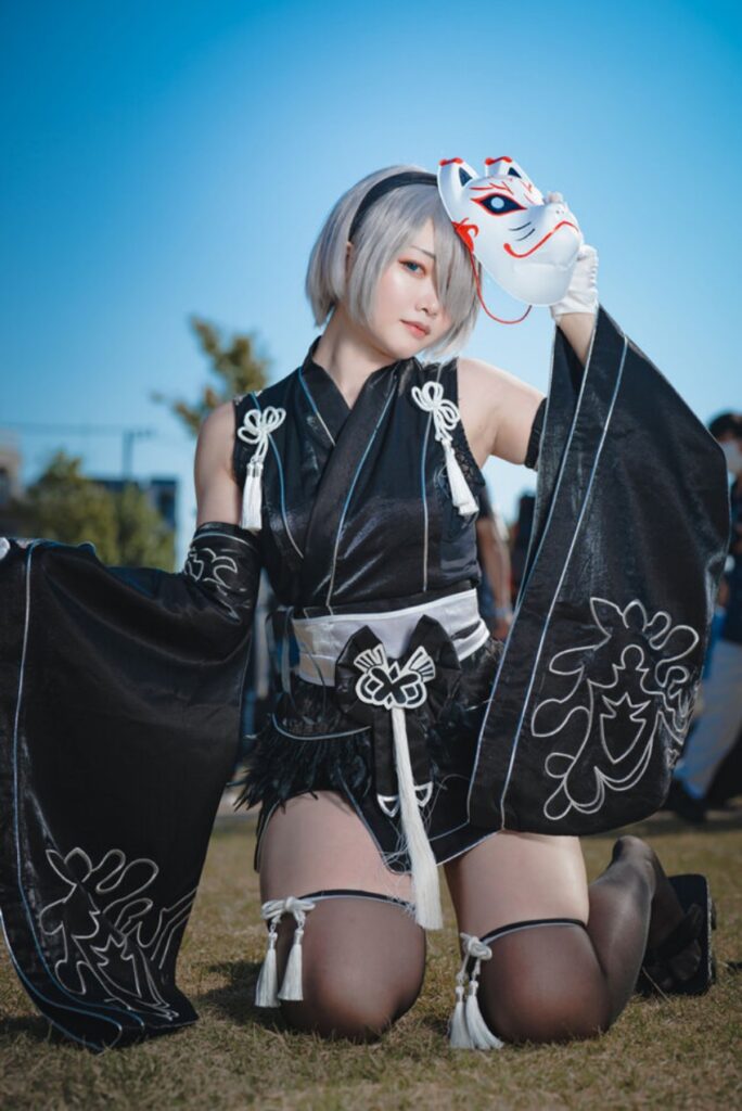 สาวสวยแปลงโฉมเป็น 2B จาก NieR:Automata พร้อมหน้ากากสไตล์ญี่ปุ่น