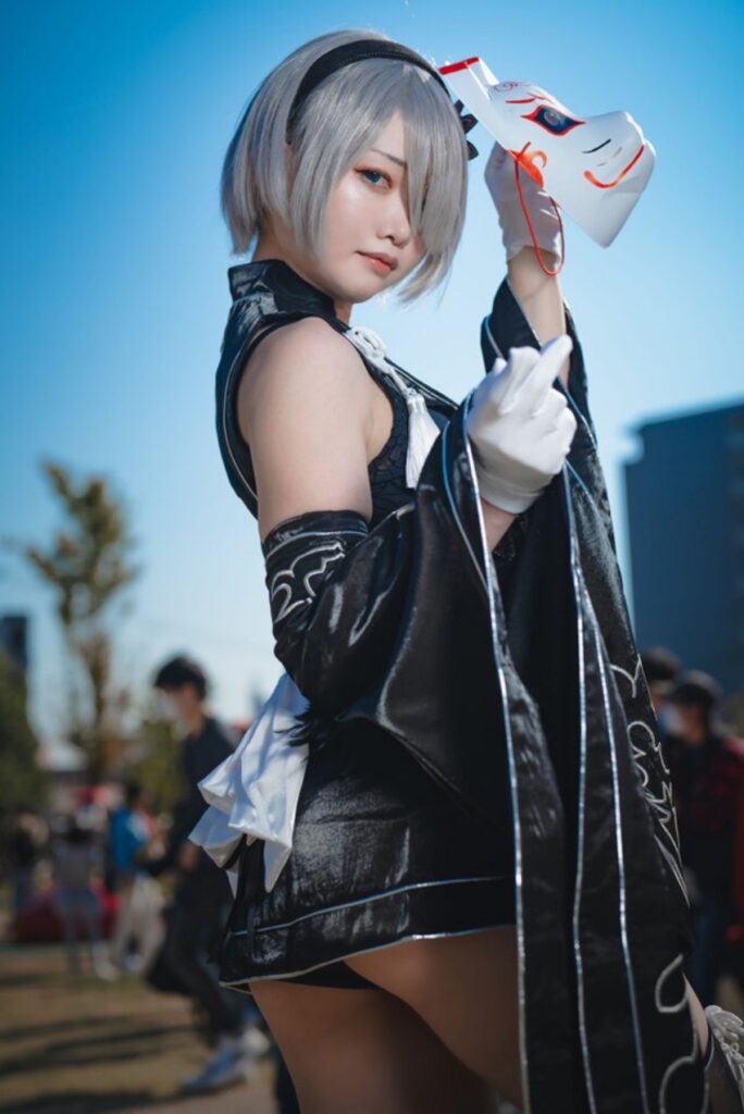 สาวสวยแปลงโฉมเป็น 2B จาก NieR:Automata พร้อมหน้ากากสไตล์ญี่ปุ่น