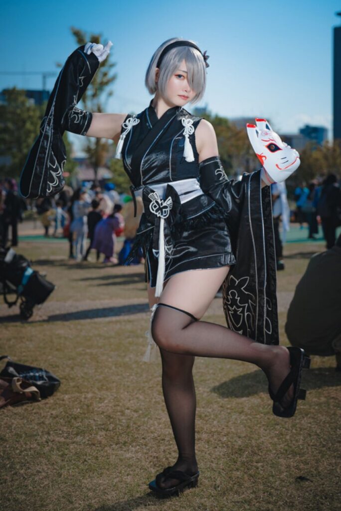 สาวสวยแปลงโฉมเป็น 2B จาก NieR:Automata พร้อมหน้ากากสไตล์ญี่ปุ่น