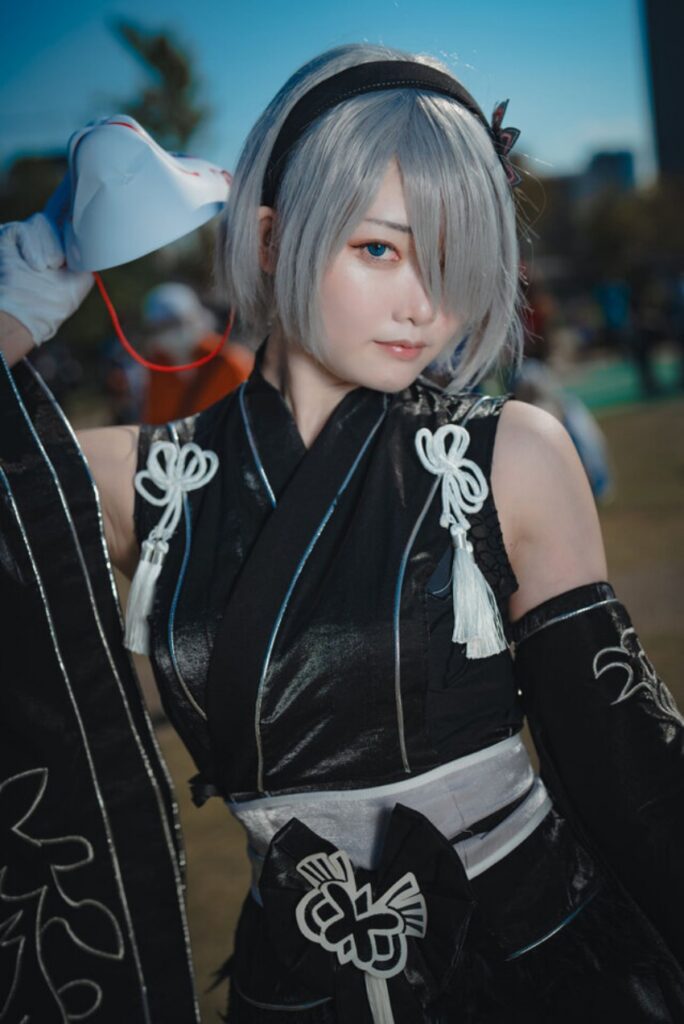 สาวสวยแปลงโฉมเป็น 2B จาก NieR:Automata พร้อมหน้ากากสไตล์ญี่ปุ่น
