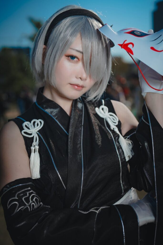 สาวสวยแปลงโฉมเป็น 2B จาก NieR:Automata พร้อมหน้ากากสไตล์ญี่ปุ่น