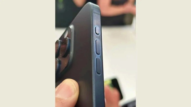 Apple ยืนยันไม่ต้องกังวลเรื่องรอยนิ้วมือที่เกิดขึ้นใน iPhone 15 Pro 2 Apple ยืนยันไม่ต้องกังวลเรื่องรอยนิ้วมือที่เกิดขึ้นใน iPhone 15 Pro