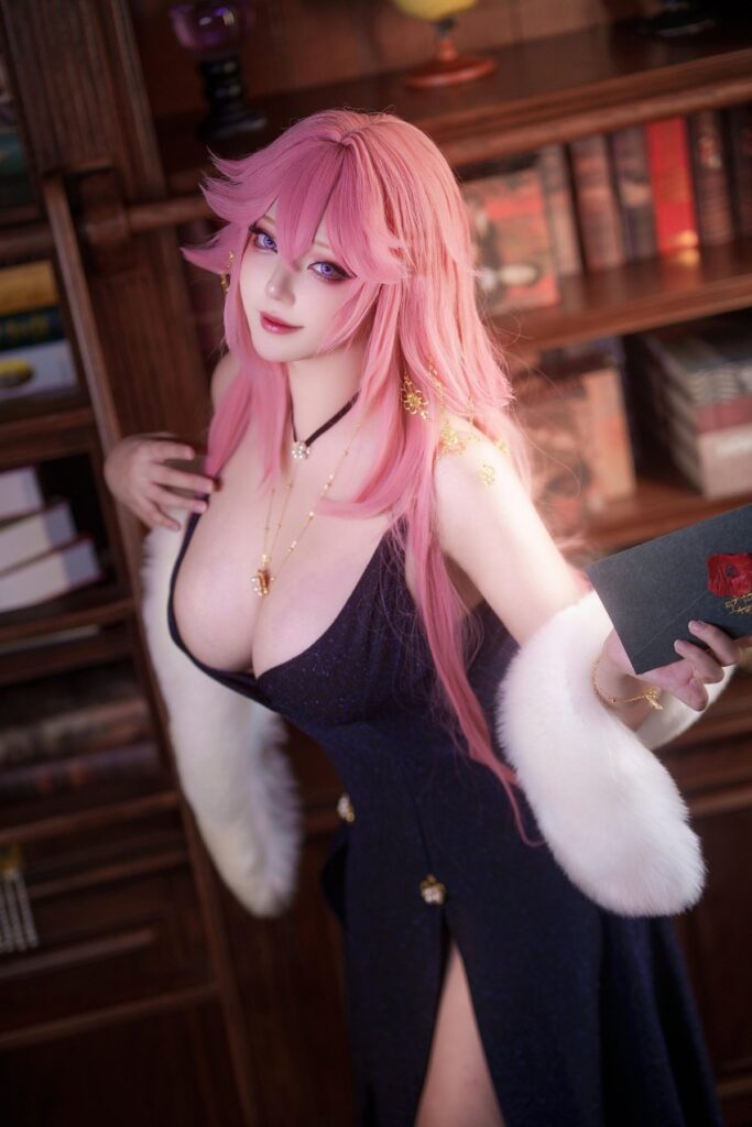คอสเพลย์ Yae Miko จาก Genshin Impact ในชุดเดรสฝีมือ Takomayuyi 4 คอสเพลย์ Yae Miko จาก Genshin Impact ในชุดเดรสฝีมือ Takomayuyi