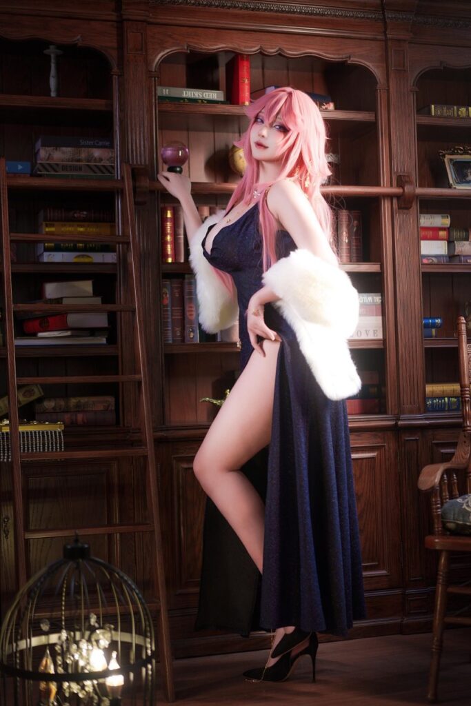 คอสเพลย์ Yae Miko จาก Genshin Impact ในชุดเดรสฝีมือ Takomayuyi 3 คอสเพลย์ Yae Miko จาก Genshin Impact ในชุดเดรสฝีมือ Takomayuyi
