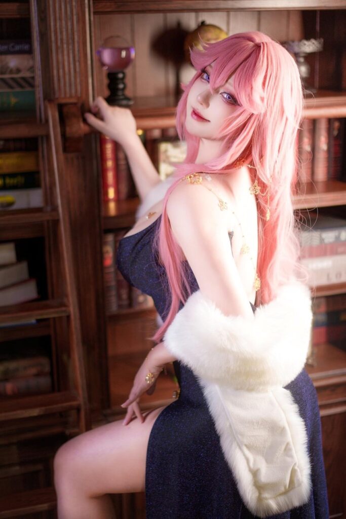 คอสเพลย์ Yae Miko จาก Genshin Impact ในชุดเดรสฝีมือ Takomayuyi 2 คอสเพลย์ Yae Miko จาก Genshin Impact ในชุดเดรสฝีมือ Takomayuyi