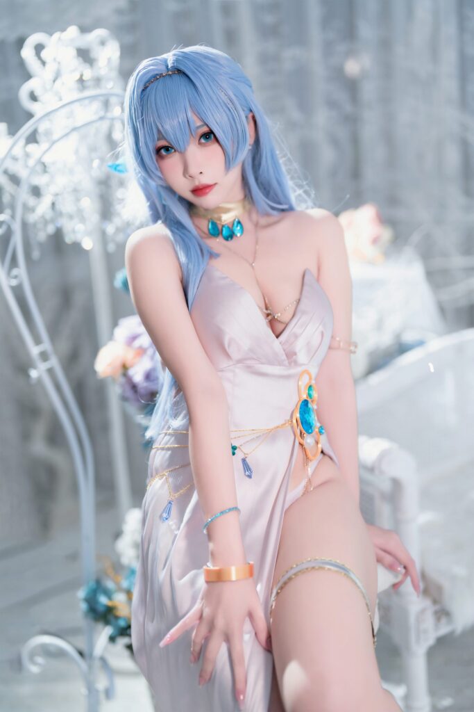 คอสเพลย์ Helena จาก NIKKE ในชุดเดรสสีขาวสวยสง่า