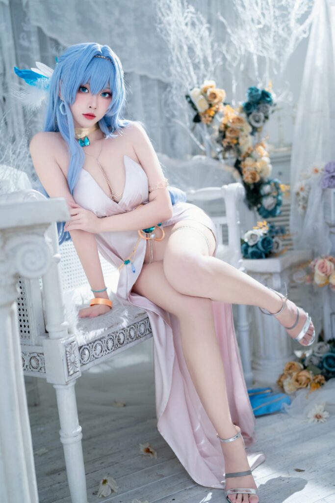 คอสเพลย์ Helena จาก NIKKE ในชุดเดรสสีขาวสวยสง่า