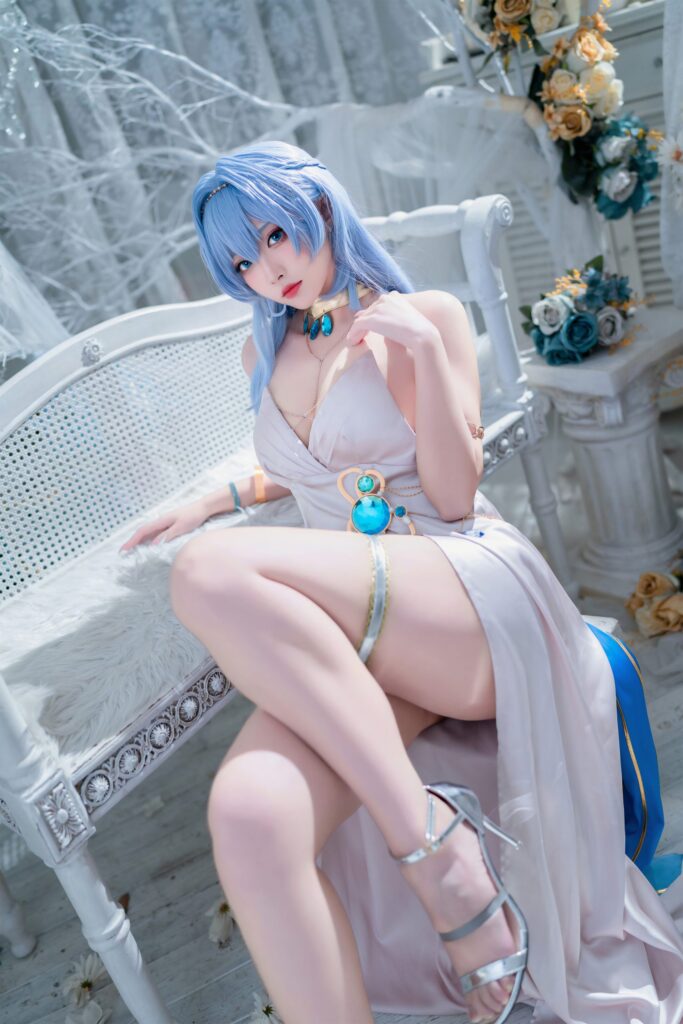 คอสเพลย์ Helena จาก NIKKE ในชุดเดรสสีขาวสวยสง่า