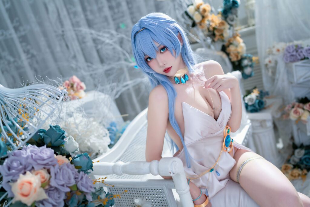 คอสเพลย์ Helena จาก NIKKE ในชุดเดรสสีขาวสวยสง่า
