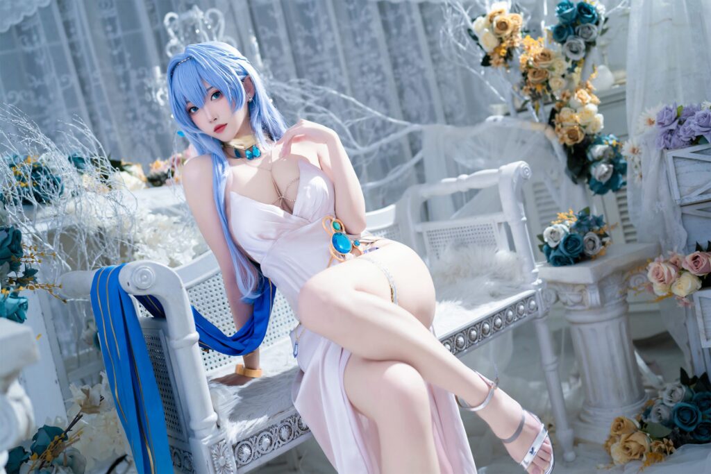 คอสเพลย์ Helena จาก NIKKE ในชุดเดรสสีขาวสวยสง่า