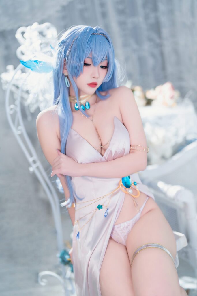 คอสเพลย์ Helena จาก NIKKE ในชุดเดรสสีขาวสวยสง่า