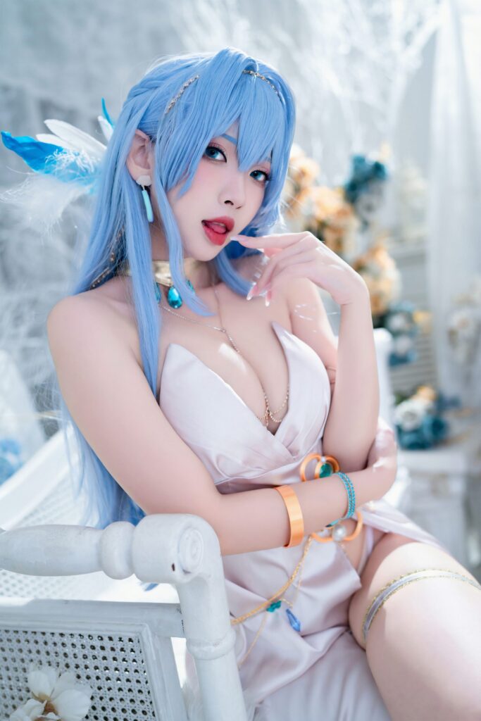 คอสเพลย์ Helena จาก NIKKE ในชุดเดรสสีขาวสวยสง่า