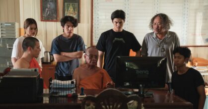 เตรียมจองกฐิน! Netflix เปิดภาพแรกของ 3 นักธุรกิจขายบุญรุ่นใหม่ไฟแรงในภาพยนตร์เรื่อง 'สาธุ'