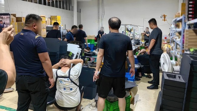 เจ้าหน้าที่เข้าจับกุมกลุ่มชาวจีนที่ผลิตการ์ดจอปลอมจำนวนมาก