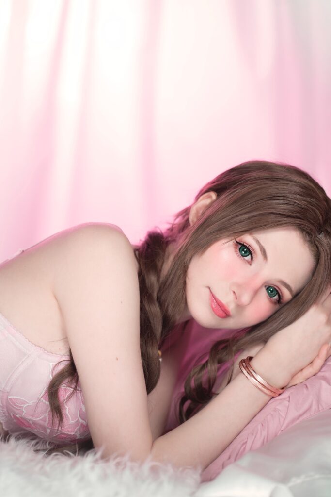 Peachmilky โชว์ผลงานคอสเพลย์ Aerith จาก Final Fantasy VII Rebirth ในชุดชั้นในสีหวานแหวว 8 Aerith Final Fantasy VII Rebirth Cosplay by Peachmilky 9