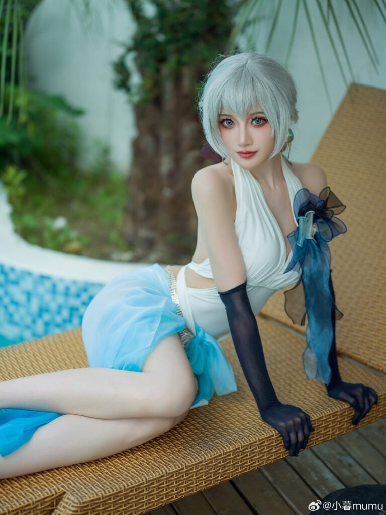 คอสเพลย์ Bronya ปล่อยชิลล์สวมชุดว่ายน้ำอวดหลังสวย 2 คอสเพลย์ Bronya ปล่อยชิลล์สวมชุดว่ายน้ำอวดหลังสวย
