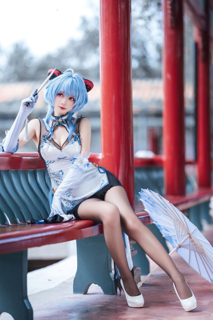 สาวจีนแปลงโฉมเป็น Ganyu จาก Genshin Impact ในเวอร์ชั่นกี่เพ้าขาวนวลตา 2 Ganyu Genshin Impact Cosplay by Komaki xiaojuan