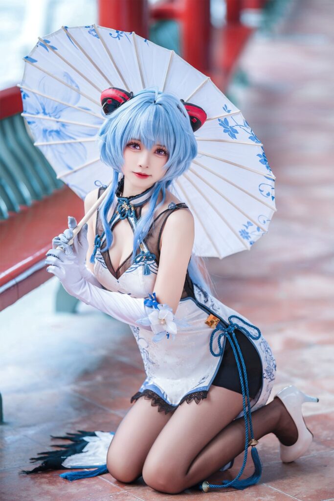 สาวจีนแปลงโฉมเป็น Ganyu จาก Genshin Impact ในเวอร์ชั่นกี่เพ้าขาวนวลตา 3 Ganyu Genshin Impact Cosplay by Komaki xiaojuan