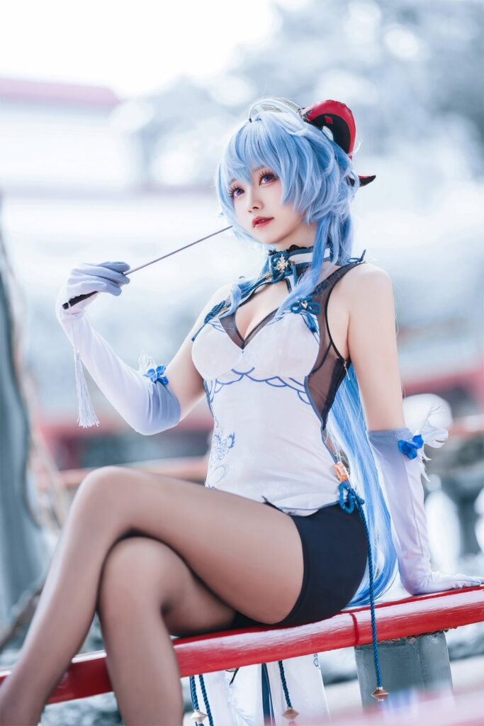 สาวจีนแปลงโฉมเป็น Ganyu จาก Genshin Impact ในเวอร์ชั่นกี่เพ้าขาวนวลตา 4 Ganyu Genshin Impact Cosplay by Komaki xiaojuan