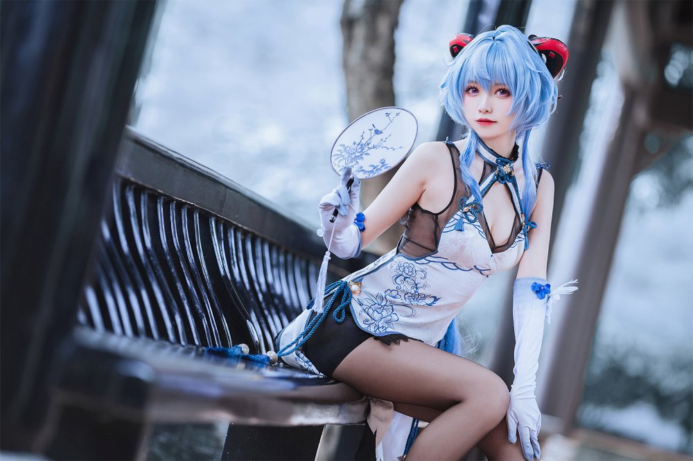 สาวจีนแปลงโฉมเป็น Ganyu จาก Genshin Impact ในเวอร์ชั่นกี่เพ้าขาวนวลตา 6 Ganyu Genshin Impact Cosplay by Komaki xiaojuan
