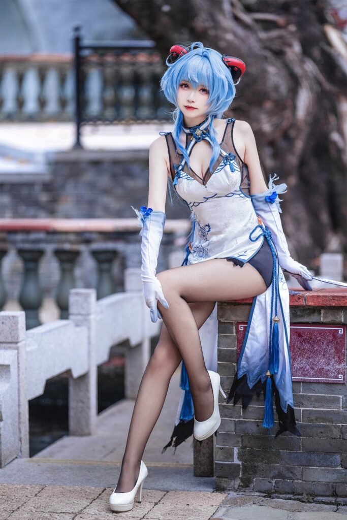 สาวจีนแปลงโฉมเป็น Ganyu จาก Genshin Impact ในเวอร์ชั่นกี่เพ้าขาวนวลตา 7 Ganyu Genshin Impact Cosplay by Komaki xiaojuan