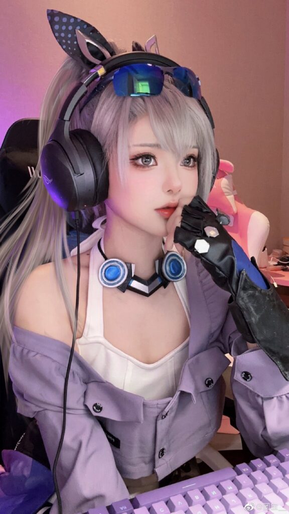 คอสเพลย์ Silver Wolf จาก Honkai: Star Rail ในเวอร์ชั่นสุดแบ๊ว 2 คอสเพลย์ Silver Wolf จาก Honkai: Star Rail ในเวอร์ชั่นสุดแบ๊ว