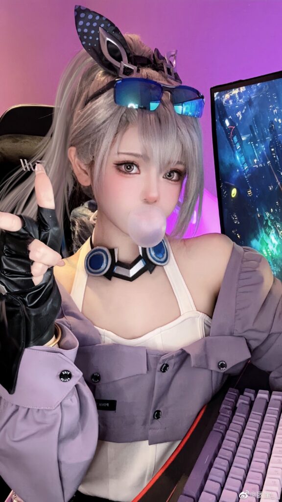 คอสเพลย์ Silver Wolf จาก Honkai: Star Rail ในเวอร์ชั่นสุดแบ๊ว 3 คอสเพลย์ Silver Wolf จาก Honkai: Star Rail ในเวอร์ชั่นสุดแบ๊ว