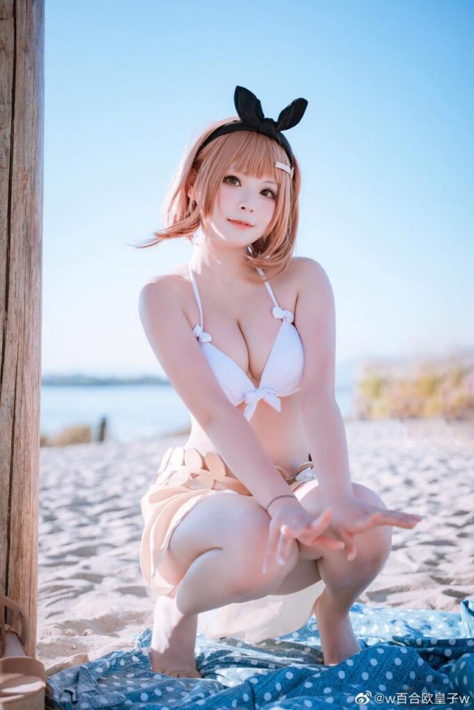 คอสเพลย์ Ryza ใส่บิกินี่สีขาวลุยทะเล