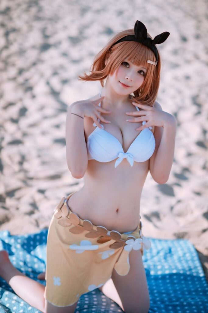 คอสเพลย์ Ryza ใส่บิกินี่สีขาวลุยทะเล