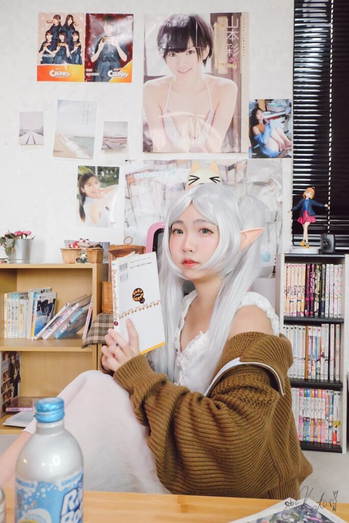 คอสเพลย์ Frieren จาก Frieren: Beyond Journey's End ในชุดนอนที่แสนน่ารัก 2 Frieren Frieren: Beyond Journey's End Cosplay by Karn