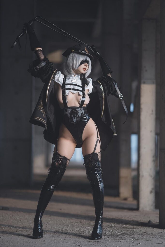 สาวเซ็กซี่จัดให้! คอสเพลย์ 2B จาก NieR: Automata ลุคตำรวจสาว
