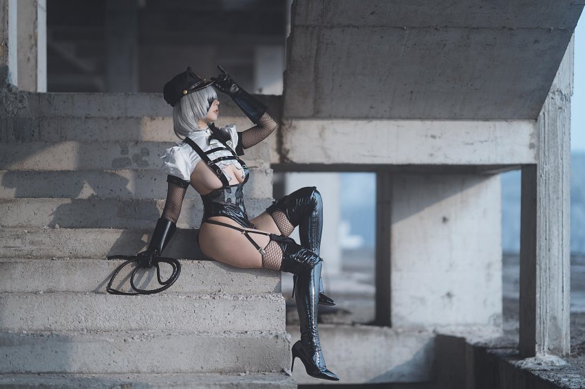 สาวเซ็กซี่จัดให้! คอสเพลย์ 2B จาก NieR: Automata ลุคตำรวจสาว