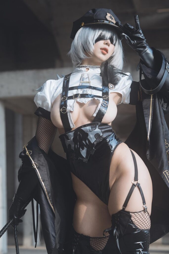 สาวเซ็กซี่จัดให้! คอสเพลย์ 2B จาก NieR: Automata ลุคตำรวจสาว
