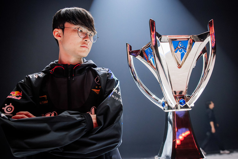 ตำนานของจริง! LoL Esports ประกาศต้อนรับ FAKER เข้าสู่ HALL OF LEGENDS คนแรกของโลก! 4 ตำนานของจริง! LoL Esports ประกาศต้อนรับ FAKER เข้าสู่ HALL OF LEGENDS คนแรกของโลก!